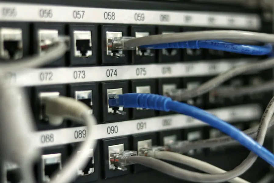 Cabos de rede conectados em switch