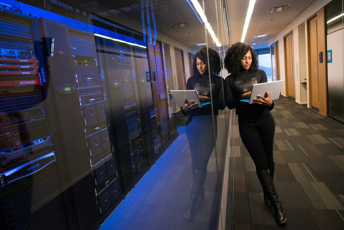 Técnica da equipe de rede trabalhando em data center